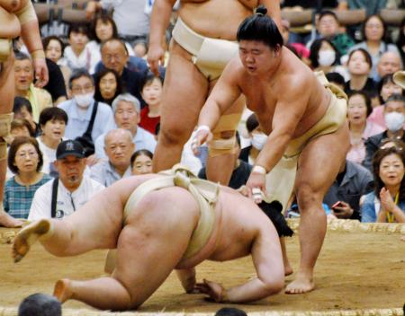 大相撲夏巡業の朝稽古で相撲を取る藤ノ川（右）＝埼玉県草加市