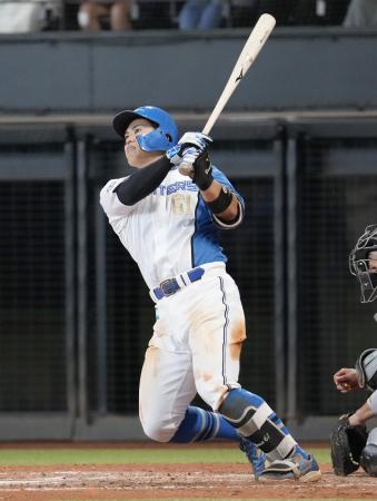５回日本ハム１死二、三塁、今川が左越えに逆転３ランを放つ＝エスコンフィールド
