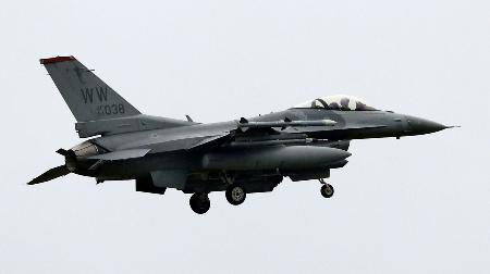 米軍のF16戦闘機