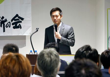 福岡市で講演する日本維新の会の吉村代表＝２９日午後