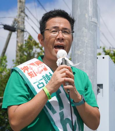 沖縄県知事選告示後、初の週末を迎え、街頭演説する古謝玄太氏=29日午前、沖縄県名護市