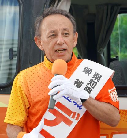 沖縄県知事選告示後、初の週末を迎え、街頭演説する玉城デニー氏=29日午後、那覇市