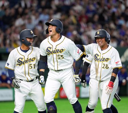 東京ガス戦の１回、３ランを放ち喜ぶ西濃運輸・前野（中央）ら＝東京ドーム