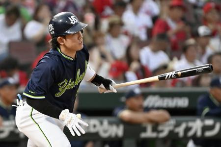 １回ヤクルト２死一、三塁、増田が中前に先制打を放つ＝マツダ