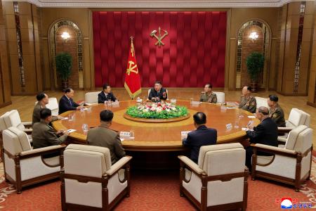 朝鮮労働党の中央軍事委員会に臨む北朝鮮の金正恩党総書記（奥中央）＝２９日、平壌（朝鮮中央通信＝共同）