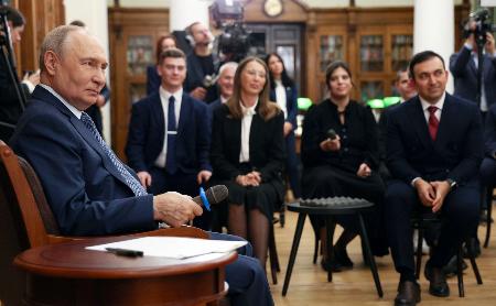 教育関係者らとの会合に参加したロシアのプーチン大統領（左）＝２９日、モスクワ（大統領府提供・共同）