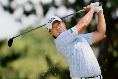 最終日、通算23アンダーでツアー初優勝を果たした李尚熹=芥屋GC