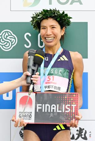 女子を２時間２４分１４秒で制し、レース後に笑顔を見せる新谷仁美＝札幌市
