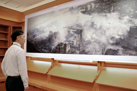 写真展に展示されている、報道カメラマン頼光和弘さんが撮影した火災で焼けた輪島市の街並みの写真＝２８日、大阪市中央区