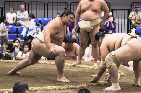 大相撲夏巡業のぶつかり稽古で輝（右）に胸を出す大の里＝アリーナ立川立飛