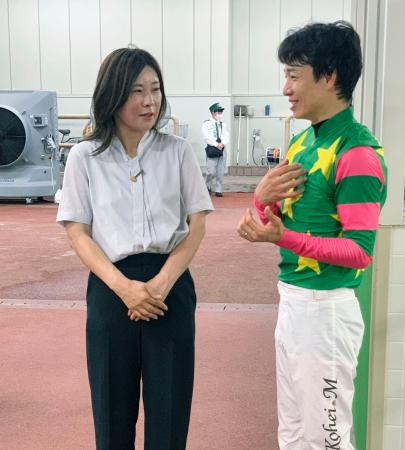 ＪＲＡ女性調教師として初の重賞勝利を飾り、松山弘平騎手（右）と話をする前川恭子調教師＝中京競馬場