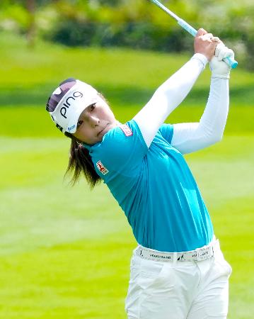 最終日、通算１１アンダーで優勝した佐久間朱莉＝釧路ＣＣ