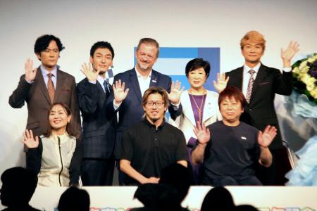２０２１年東京パラリンピックから５年を記念するイベントに登場した、「新しい地図」やＩＰＣのパーソンズ会長（後列中央）ら＝３０日、東京都千代田区の東京国際フォーラム