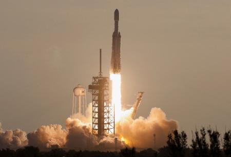 NASAのナンシー・グレース・ローマン宇宙望遠鏡を搭載し、打ち上げられた米スペースXのロケット=30日、米フロリダ州のケネディ宇宙センター(ロイター=共同)