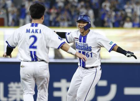 ９回、サヨナラ打を放ち大喜びのＤｅＮＡ・蝦名（右）＝横浜