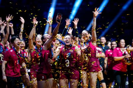 バレーボールの女子アジア選手権、中国の決勝を制し、ロサンゼルス五輪出場権を獲得したタイの選手たち=30日、天津(ゲッティ=共同)