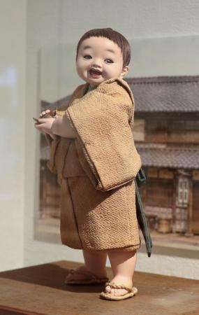 平田郷陽の「児歓ぶ」＝東京都大田区