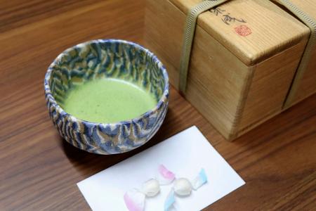 　人間国宝が手がけた器で抹茶を味わう体験ができる＝東京都大田区