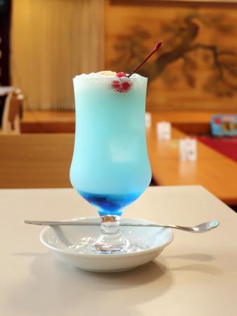 　蒲田温泉の食堂のクリームソーダ＝東京都大田区
