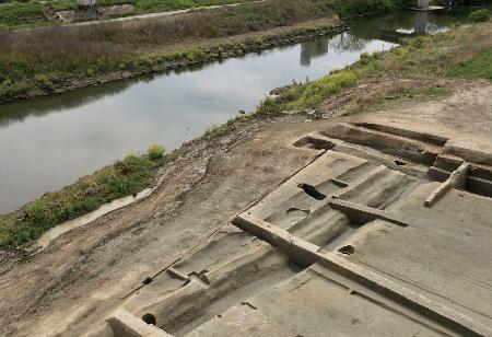 京都市伏見区の桂川西岸の遺跡で見つかった、「中世淀城」の一画と考えられる堀の遺構=4月(市埋蔵文化財研究所提供)