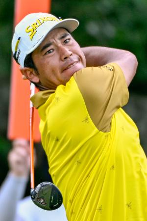 最終ラウンド、３番でティーショットを放つ松山英樹。通算５アンダーで２１位＝イーストレークＧＣ（共同）