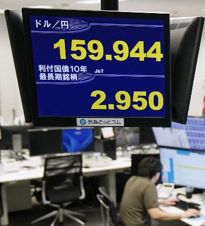 １ドル１５９円台後半を付けた円相場と２・９５０％となった新発１０年債の利回りを示すモニター＝３１日午前、東京都港区の外為どっとコム