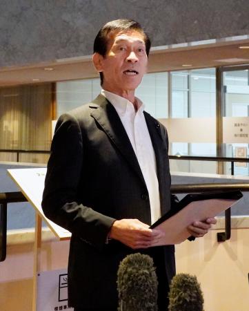 取材に応じる自民党福岡県議団の江藤秀之氏＝３１日午後、福岡県議会棟