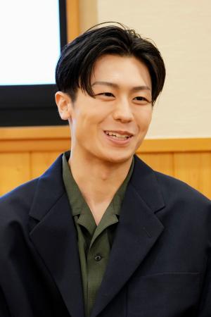 記者の質問に答える市川団子
