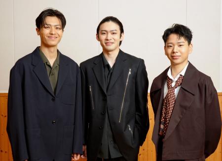 　撮影に応じる（左から）市川団子、市川染五郎、尾上辰之助＝東京都中央区