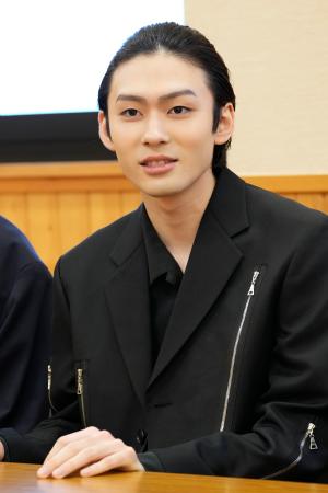 　記者の質問に答える市川染五郎