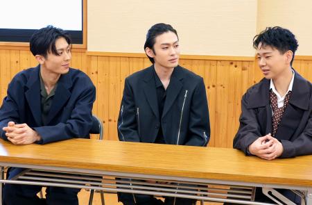 　舞踊の楽しみ方をすらすら答えた尾上辰之助（右）に対し、「一言一句言われた」と当惑する（左から）市川団子、市川染五郎、尾上辰之助＝東京都中央区
