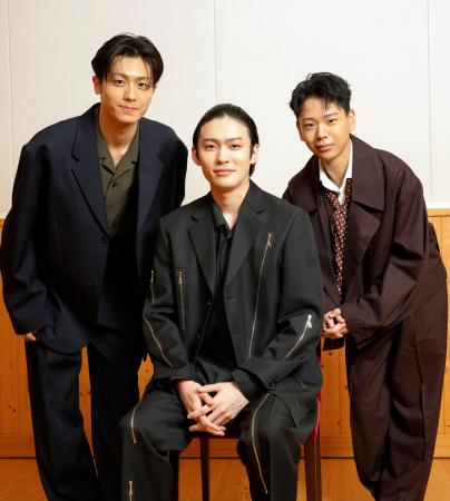 　撮影に応じる（左から）市川団子、市川染五郎、尾上辰之助＝東京都中央区