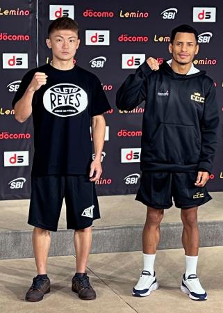 ＷＢＡライトフライ級王座決定戦を前にポーズをとる吉良大弥（左）とカルロス・カニサレス＝３１日、横浜市