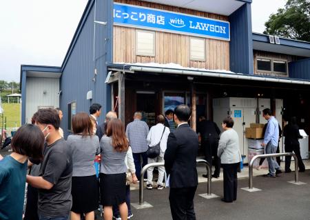 東日本大震災で被災した宮城県石巻市北上町で開業した「ｗｉｔｈ　ＬＡＷＳＯＮ」第１号店＝３１日午前