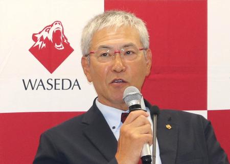 記者会見する早大野球部の小宮山監督＝３１日、東京都新宿区