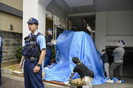 遺体が見つかったマンションを捜索する捜査員＝６月２１日午後、神戸市中央区