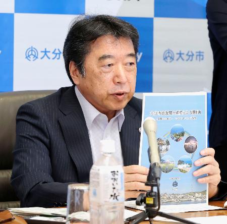 記者会見する大分市の足立信也市長＝３１日午後、大分市役所