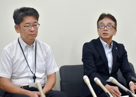 提訴後、記者会見する岐阜県職員遺族の代理人弁護士（左）ら＝３１日午後、岐阜県庁