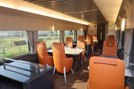 近畿日本鉄道では初となるレストラン列車の内装＝３１日午後、大阪府東大阪市