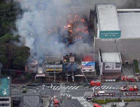 火災が発生した明倫商店街＝３１日午後５時４７分、三重県伊勢市（共同通信社ヘリから）