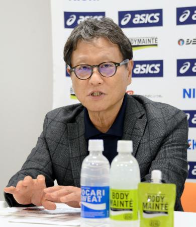 記者会見する日本陸連の田崎博道専務理事＝３１日、東京都新宿区
