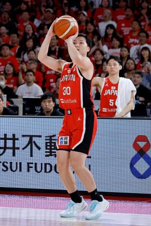 日本―カタール　第１クオーター、３点シュートを決める富永＝トヨタアリーナ東京