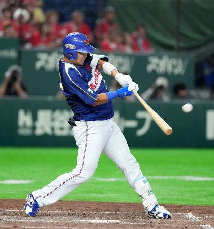 鷺宮製作所戦の４回、２ランを放つホンダ熊本・代打山根＝東京ドーム