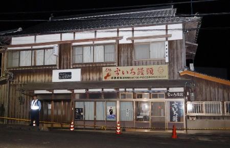 経営者の男性が亡くなっていたのが見つかった山口県美祢市の製菓店兼住宅＝３０日午後