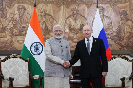 会談したインドのモディ首相（左）とロシアのプーチン大統領＝８月３１日、ビシケク（タス＝共同）