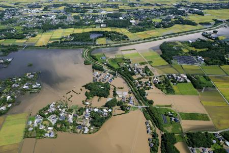 大雨で冠水した千葉県大網白里市(左)。右は茂原市=8月
