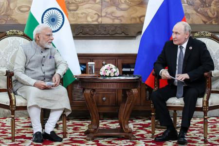 会談したインドのモディ首相（左）とロシアのプーチン大統領＝８月３１日、ビシケク（タス＝共同）