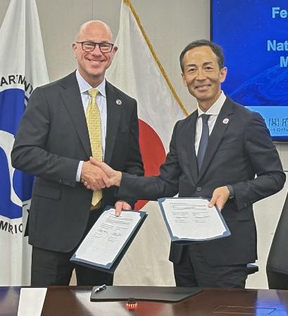 覚書を結んだ内閣府の龍崎孝嗣事務局長（右）と米ＦＡＡのブライアン・ベッドフォード長官＝８月３１日、ワシントン（内閣府提供・共同）