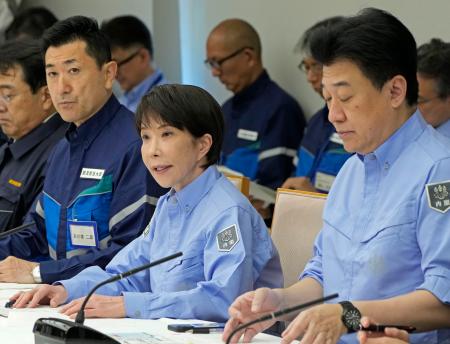 首相官邸で開かれた緊急災害対策本部会議で発言する高市首相。右は木原官房長官、左は赤間防災相=1日午前