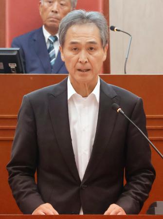 茨城県常陸大宮市の市議会本会議で発言する鈴木定幸市長=1日午前